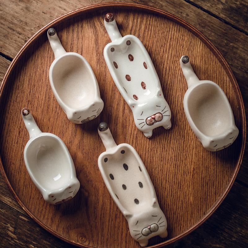 YWDL Мини-мультяшная тарелка для соуса с котом, керамическая тарелка для кетчупа, соевого уксуса, кухонный нож, вилка и палочки для еды, подставка для украшения стола