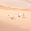 Маленькие и свежие мини-серьги в форме изогнутой двойной бабочки. Японские и корейские маленькие высококачественные серьги для женщин.