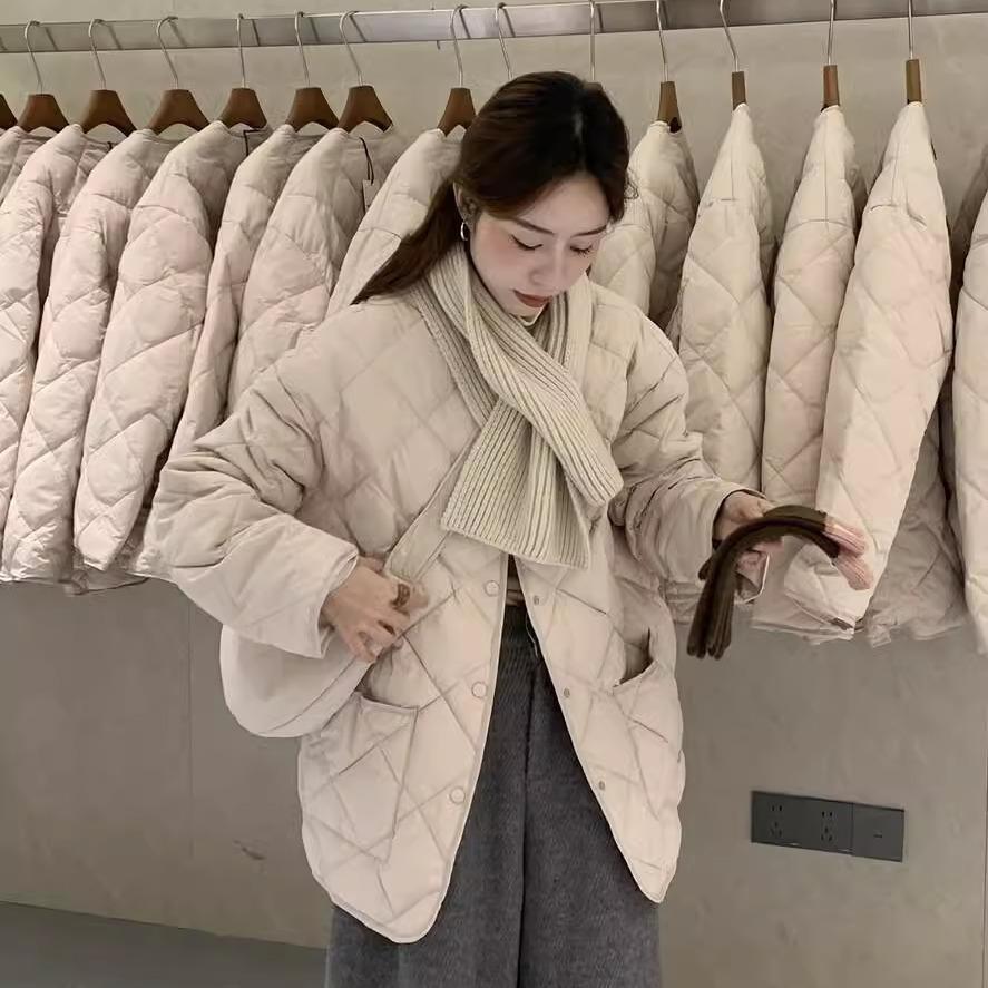 Женская куртка-пуховик с круглым вырезом и ромбами, с шарфом, новая зимняя легкая и тонкая свободная куртка из белого утиного пуха с сумкой.
