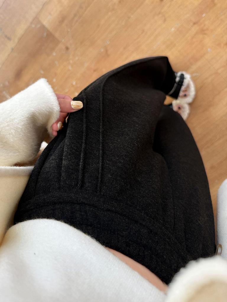Женские широкие брюки с высокой талией из шерсти цвета Off-White - Осень/Зима 2025, на бархатной подкладке, саржевые, крой "сабля".