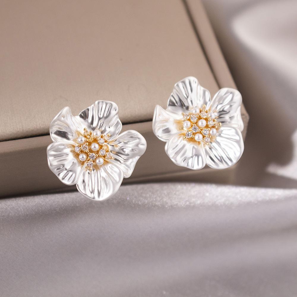 Light Luxury Exquisite Micro-inlaid Zircon Flower Earrings Elegant High-end Pearl Stud Earrings Niche Design Temperament Earrings