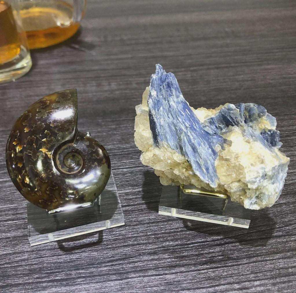 Необработанный кристалл нефрита с акриловой основой на железной художественной стойке