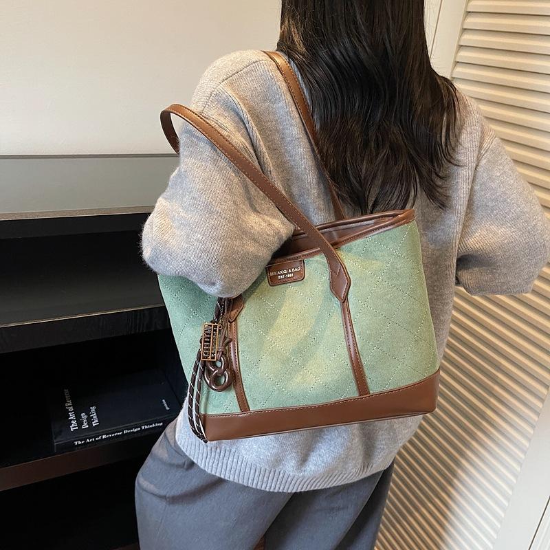 Вместительная матовая сумка под мышкой женская 2025 новая модная ретро сумка через плечо осенне-зимняя通勤 замшевая сумка-тоут