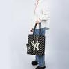 MLB Серия Monogram New York Yankees Ретро Принт по всей поверхности Большой Логотип Вертикальная Полиэстеровая Сумка-тоут Женская Сумка-тоут Черная 3AORL011N-50BKS