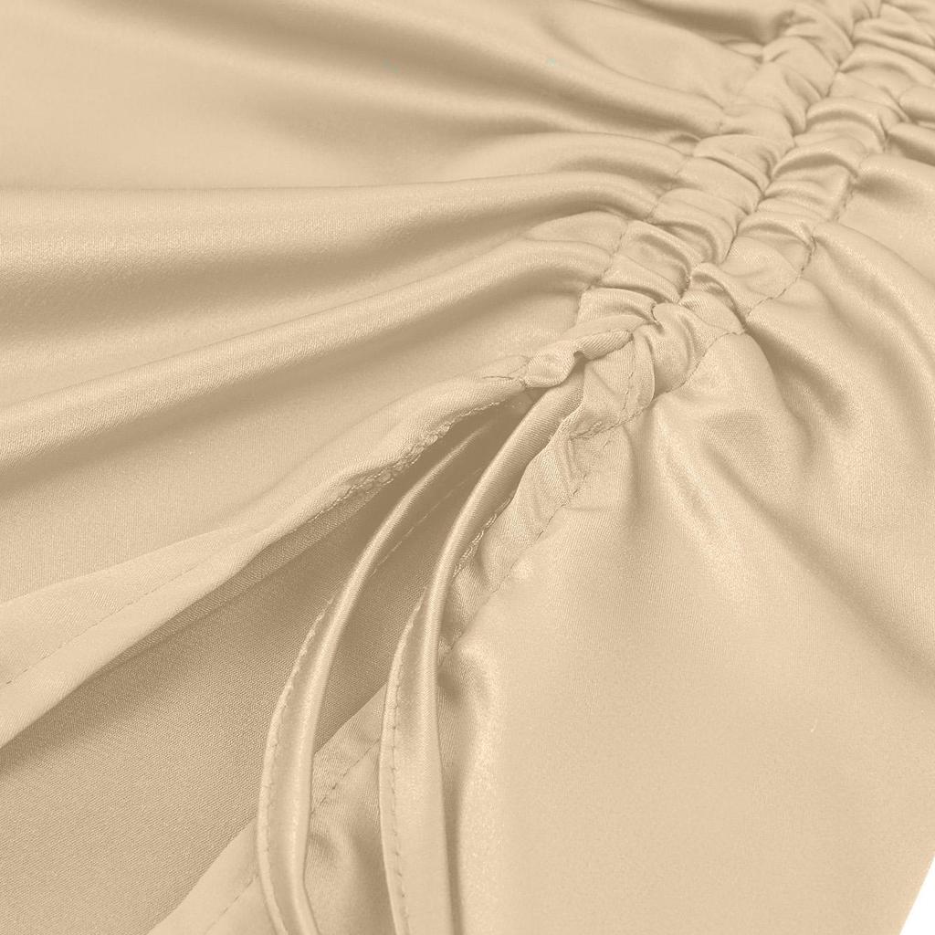 Летнее однотонное платье с косыми плечами, свисающим воротом, открытой талией и разрезом в складку