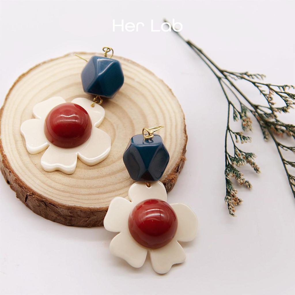 Her Lab | Ювелирные изделия с висячими серьгами с белыми и красными цветами. Ее лаборатория | серьги с белыми и красными цветами, ювелирные изделия