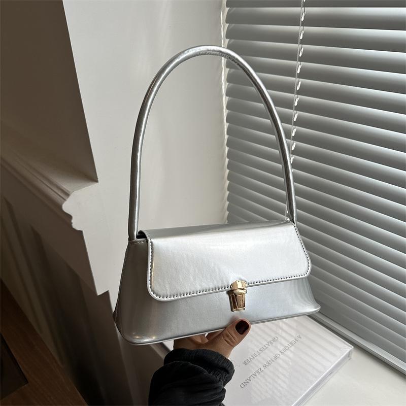 Ретро-сумка-багет для женщин. Весной популярная новая тенденция. Сумка на плечо в корейском стиле. Модная сумка через плечо. Сумка через подмышку.