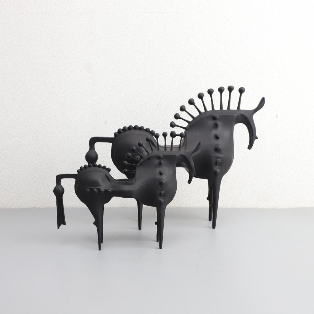 Metal Black Horse Sculpture Abstraction Horse Figurine Handicraft Artificial Animal Sculpture Decorative Figurines Home Decor