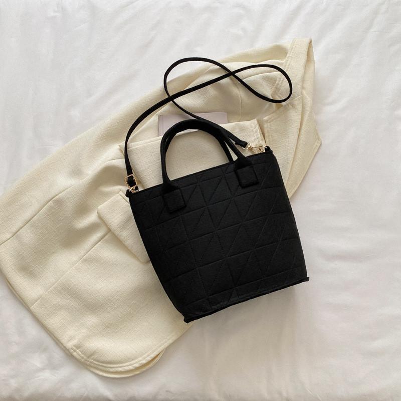 Fashionable Spring 2023 Womens Shoulder Bag Trendy Felt Bucket Bag With Inner Patch Pocket