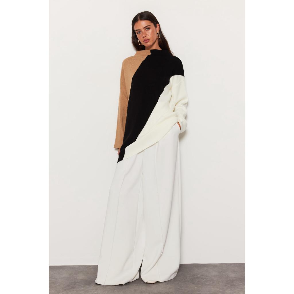 Темно-синий трикотажный свитер с высоким воротником и блокировкой цвета Tctaw24ak00006