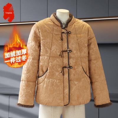 Пожилая женская зимняя куртка с флисовой подкладкой и утеплителем