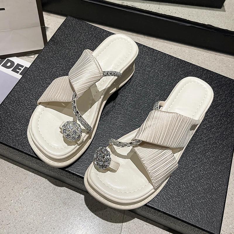 Мода 2024 года, новые домашние тапочки, туфли на платформе, женские блестящие шлепанцы, модные низкие летние желейные роскошные резиновые каблуки из искусственной кожи с копытами из ткани