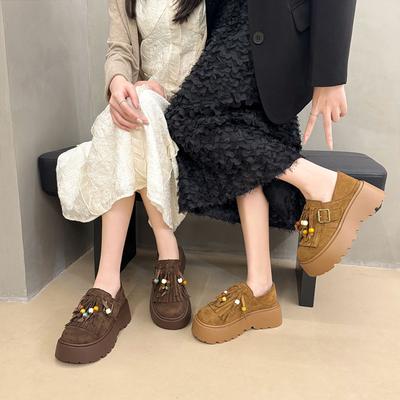 Европейские матовые кожаные туфли-маффины на толстой подошве для женского осеннего взрыва 2025 года, маленькие люди увеличивают свой рост и наступают на двух модных женщин