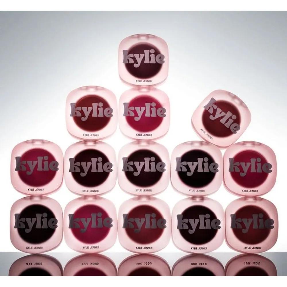 Kyle Cosmetics Кайли Дженнер Бальзам-хайлайтер для губ и щек
