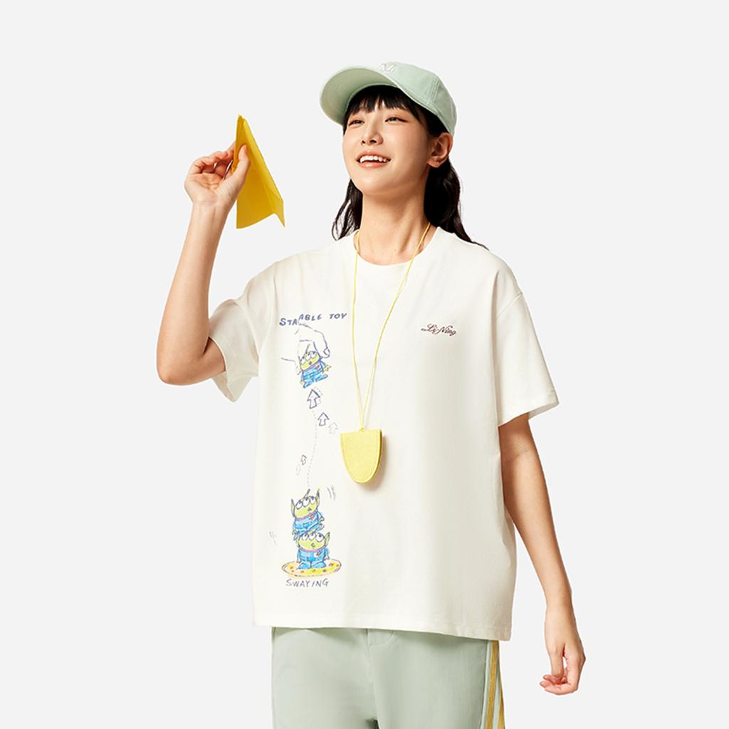Li Ning X Серия Disney История игрушек Графическая футболка Американский винтажный повседневный стиль Удобная дышащая футболка с круглым вырезом и коротким рукавом AHSV692-1