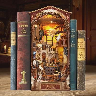 Подставка для книг «Китовый космос» 3D своими руками: Собранная вручную настольная модель игрушки