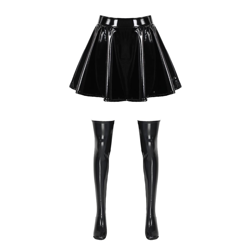 Короткие юбки для женщин. Модная кожаная плиссированная юбка с высокой талией и рюшами и чулками до бедра.