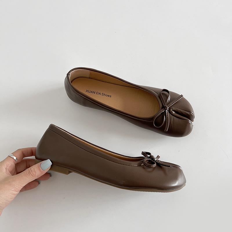 Black French retro light mouth split-toe flat-soled single shoes women's 2025 new spring soft-soled versatile Mary Jane shoes