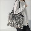 Сумка-тоут с принтом зебры большой вместимости