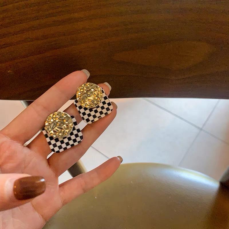 Трендовые клетчатые мозаичные серьги Осень/Зима 2025 для женщин