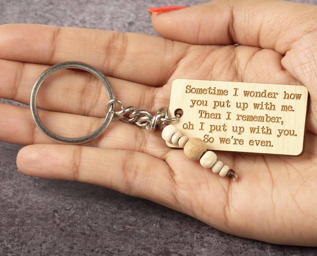 Inkdotpot Забавный брелок Иногда я удивляюсь, как ты меня терпишь, потом я вспоминаю О, я терплю тебя, так что мы квиты Дерево с гравировкой