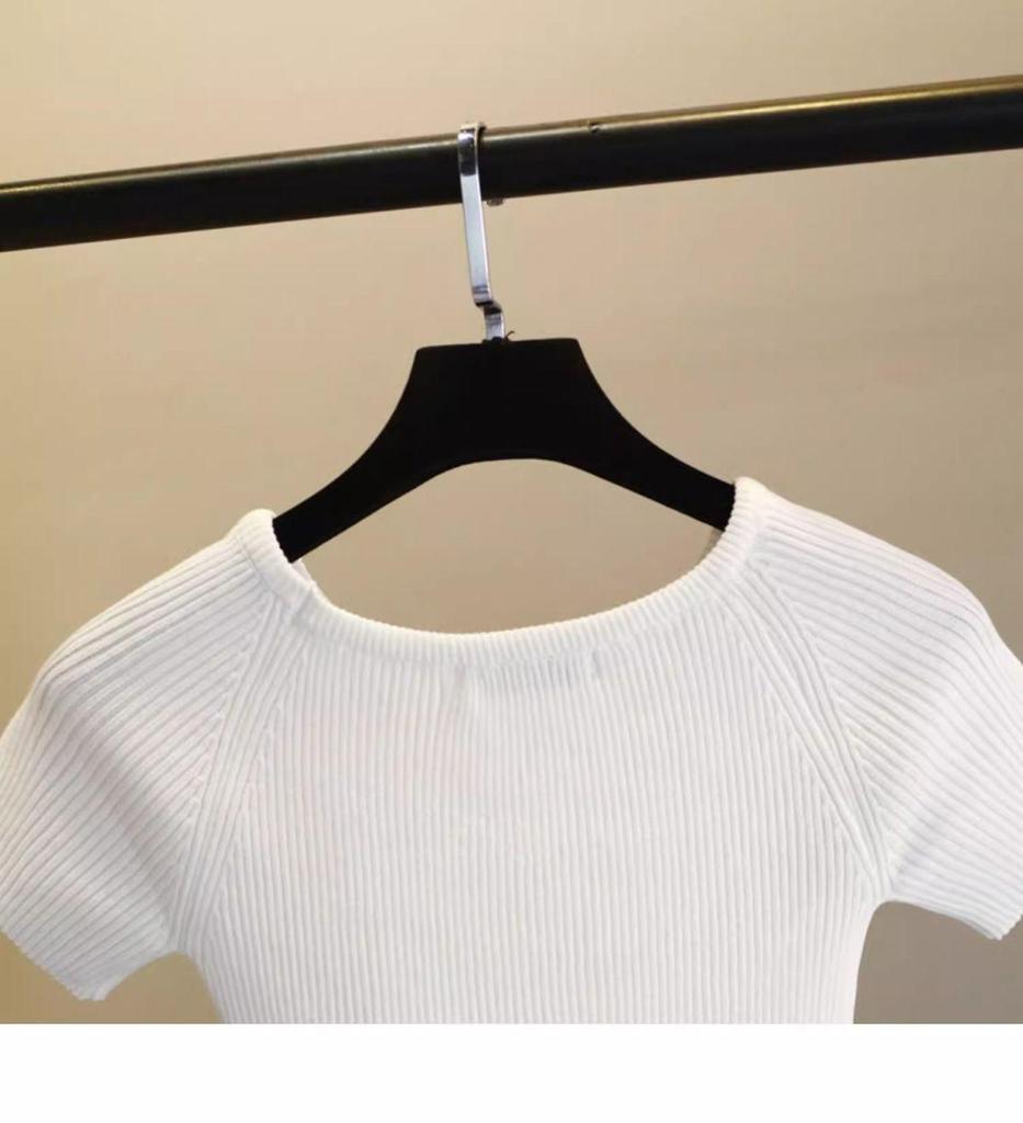 Классическая летняя женская приталенная трикотажная футболка с коротким рукавом и круглым вырезом 2025