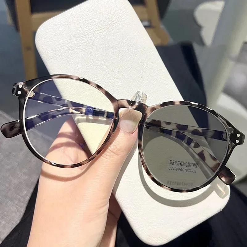 Round Pochromic Myopia Glasses Retro Color Changing Near Sight Glasses for Women Men Anti Blue Light UV Protection Eyeglasses