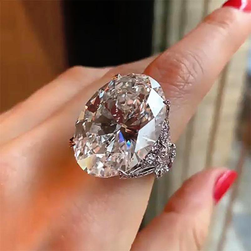 Элегантное женское кольцо с крупным овальным цирконом и бабочкой