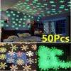 50 шт. Снежные наклейки на стену, рождественские наклейки, светящиеся в темноте, для детской спальни, домашнего декора, цветные снежинки