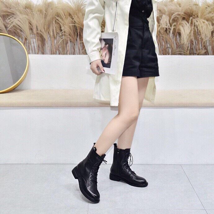 Женские ботинки 2025 осень и зима новые круглый носок низкий каблук ботинки Мартин черная первый слой коровьей кожи лента с буквами боковая молния короткие ботинки