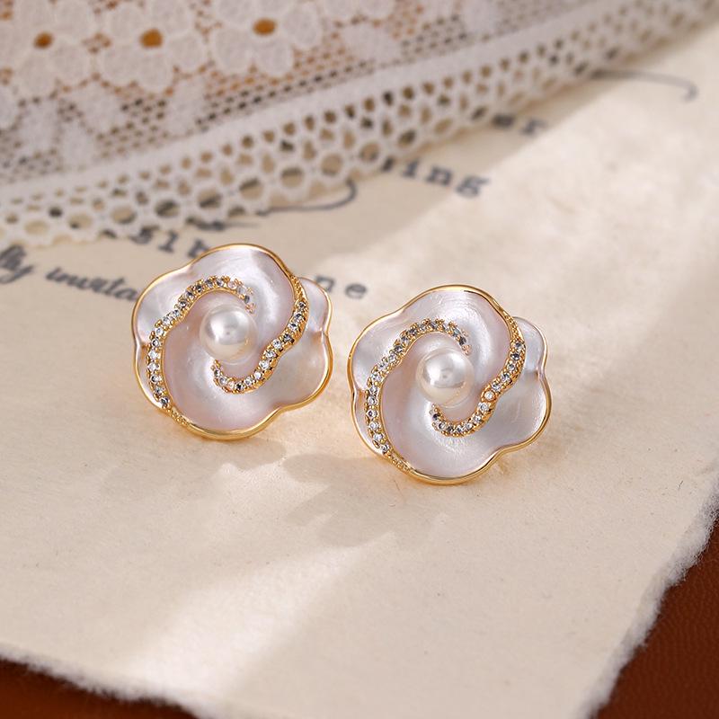 Французские ретро серьги-камелии с жемчугом и лепестками из циркония - Дизайн легкой роскоши с серебряной иглой