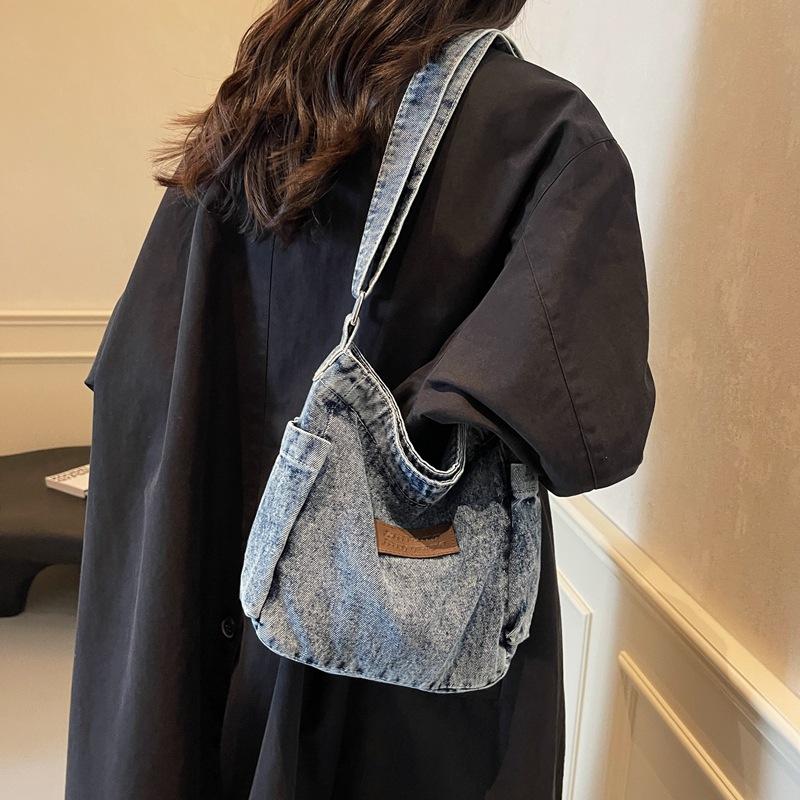 Модная джинсовая сумка с тиснением букв 2025 новая текстура модная повседневная сумка через плечо когда простая сумка через плечо