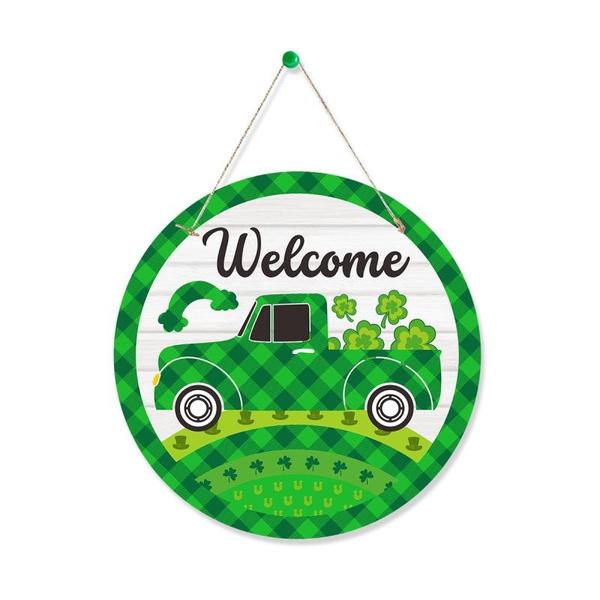 Улица. Украшенная табличка на дверь ко Дню Святого Патрика, подвесные украшения, список макетов крыльца на открытом воздухе ко Дню Ирландского праздника