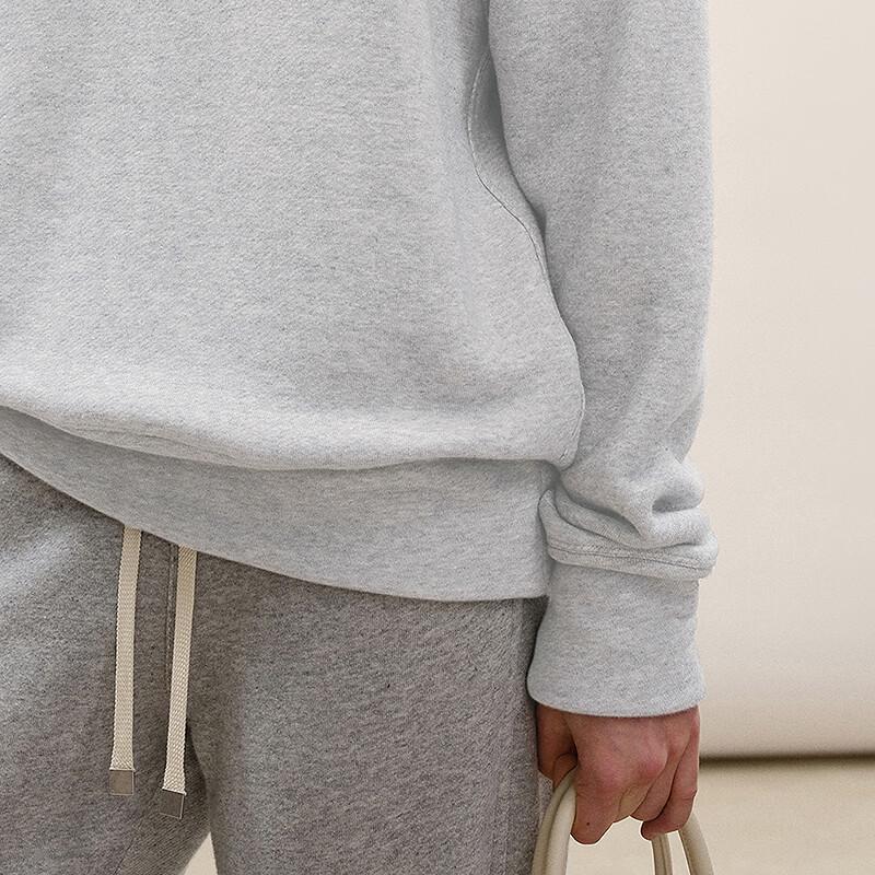 СВИТШОТ С КРУГЛЫМ ВЫРЕЗОМ LESS 2026 ВЕСНА