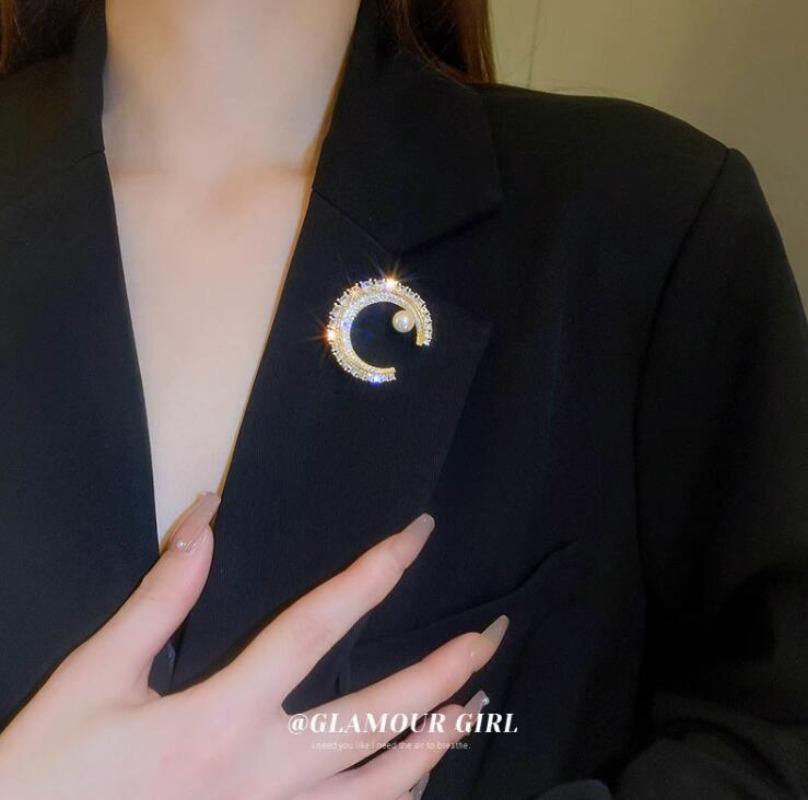 Women Pearl Rhinestone Lapel Pin Elegant C-Shape Overcoat Jewelry Gift for Her Shiny Dress Clips