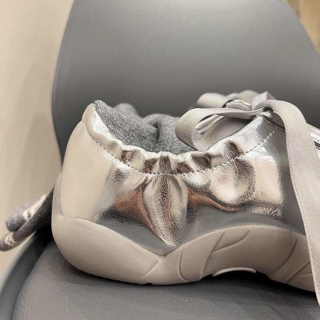 Весенние балетки женские кроссовки на мягкой подошве серебристые туфли