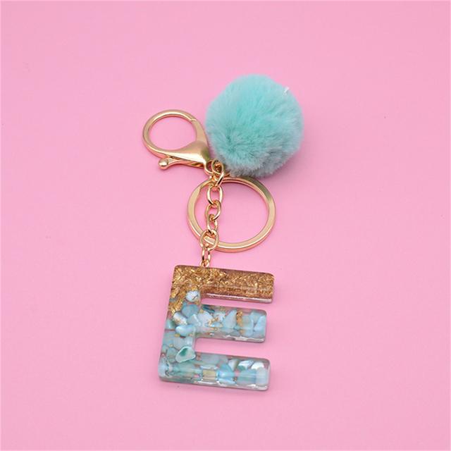 Подвеска-ключ с 26 инициалами и зеленым пушистым помпоном, модная сумка для девочек, блестящий градиентный полимерный брелок с алфавитом, подвески