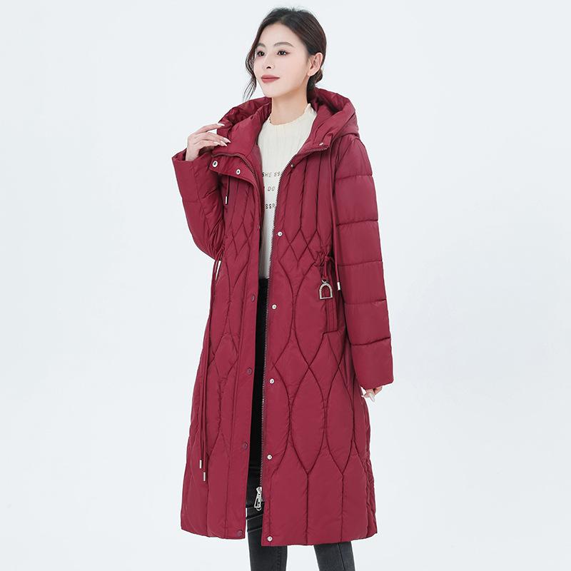 Women's new down cotton-padded clothes are loose and thickened fashion cotton-padded jackets, and long over-the-knee winter coats are trendy.