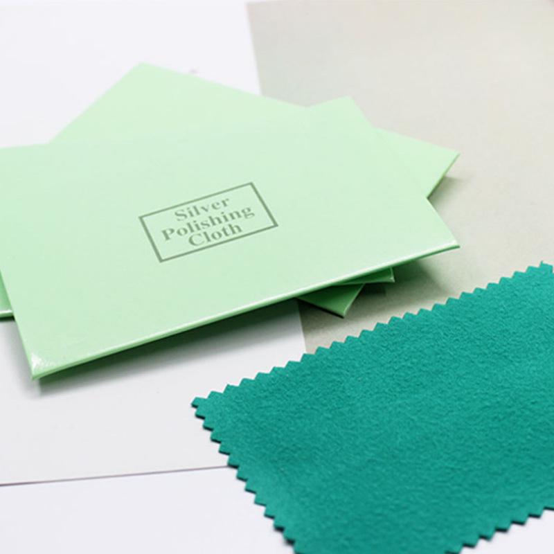 Подарочный набор украшений Higu: Цельная коробка с серебряной полировальной тканью, отделениями для серег, ожерелья и кольца, спиртовыми салфетками, берушами и зеркалом.