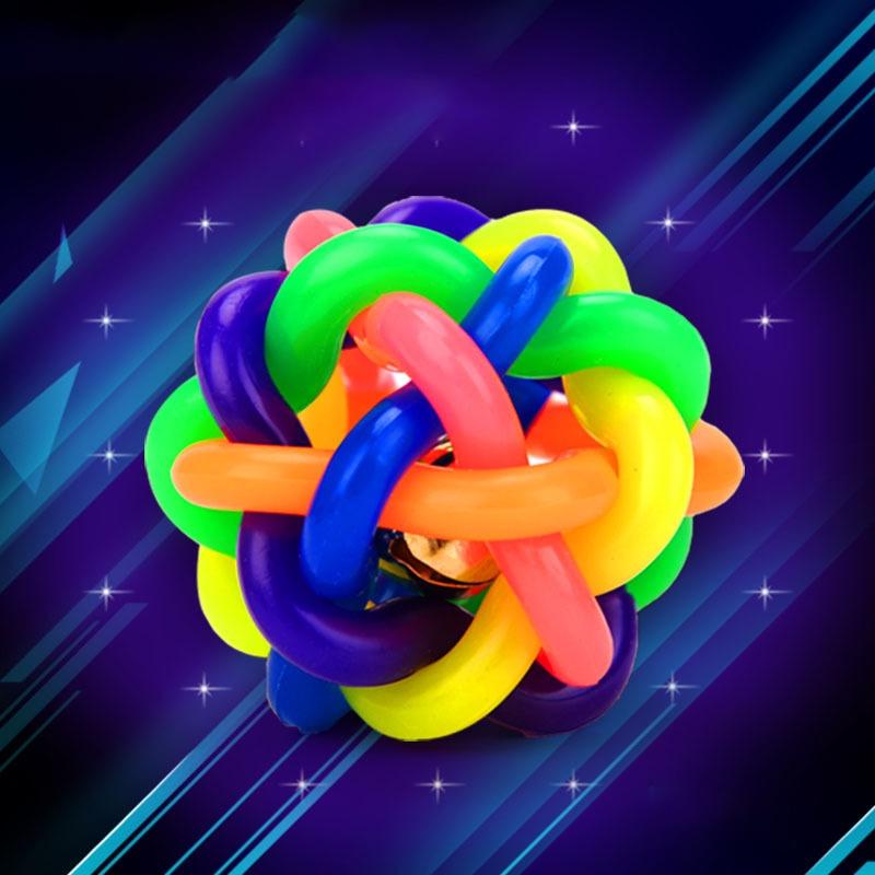 Разноцветный Резиновый Мячик Игрушка для Кошек с Маленьким Колокольчиком для Интерактивных Упражнений и Развлечений