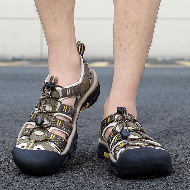 Модные летние удобные сандалии с мягкой подошвой, брендовые повседневные уличные нескользящие мужские кожаные сандалии, мужские ретро дышащие пляжные туфли с перфорацией