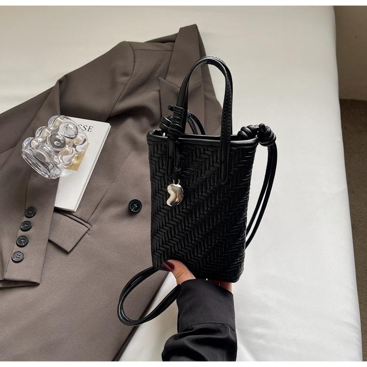 Korean Niche Texture Fashionable Portable Commuter Bag Women's 2025 Summer New Foreign Style Woven Messenger Mobile Phone Bag
