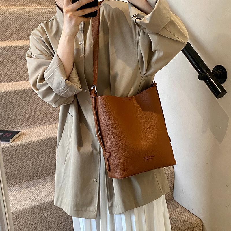 Ретро сумка женская осень и зима 2025 новая модная большой вместимости для поездок на работу на одно плечо сумка для мамы и ребенка повседневная универсальная сумка-ведро