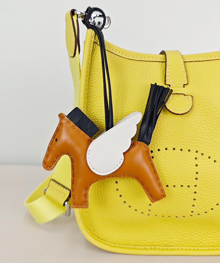 Подвеска для сумки-лошадки из натуральной кожи с отделкой из овчины и крокодила, сшитой вручную