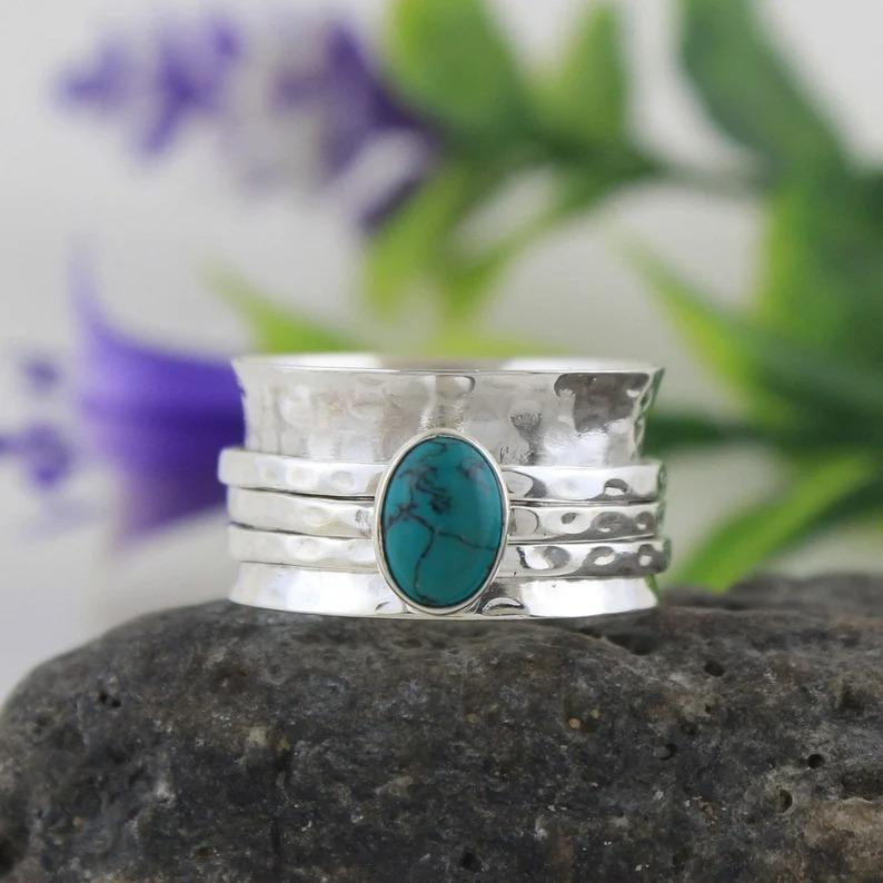 Созданное в лаборатории кольцо с бирюзовым драгоценным камнем Ювелирные изделия ручной работы Spinner Band, богемное кольцо Массивные украшения Подарок на помолвку Юбилейные украшения Подарок унисекс