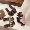 Французские женские туфли-шлепанцы на среднем высоком каблуке с леопардовым принтом, обувь для ношения осенью 2025 года, новые ретро пушистые сандалии