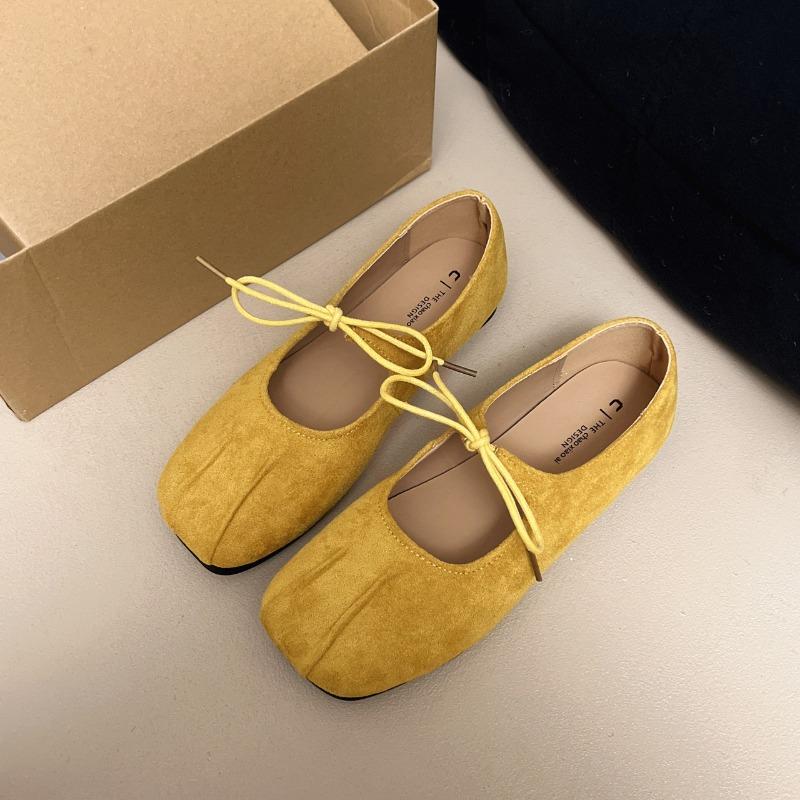 Туфли-балетки Мэри Джейн на шнуровке с бантом и неглубоким носком