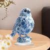 Очаровательная фарфоровая фигурка птицы в сине-белых тонах, идеально подходящая для украшения офисов и террас как внутри, так и снаружи помещений.
