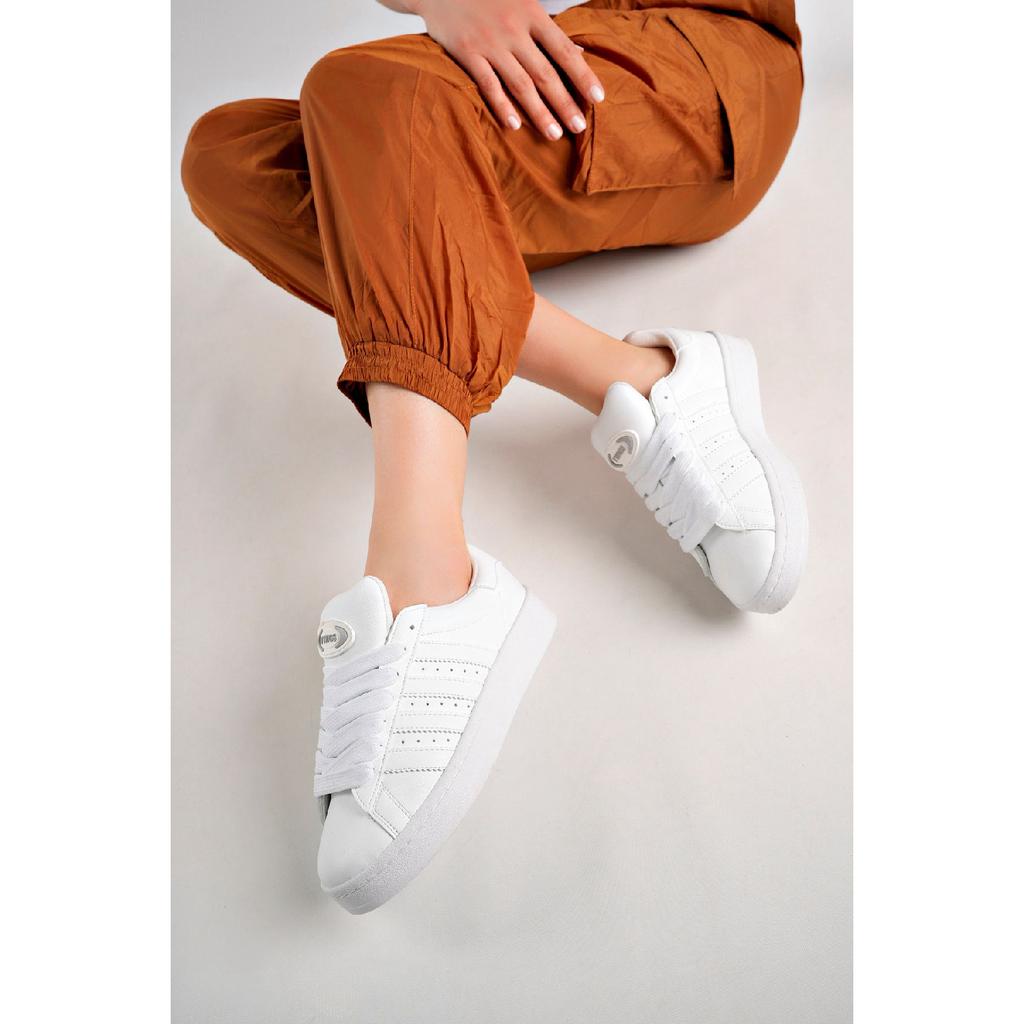 Спортивные кроссовки черные белые