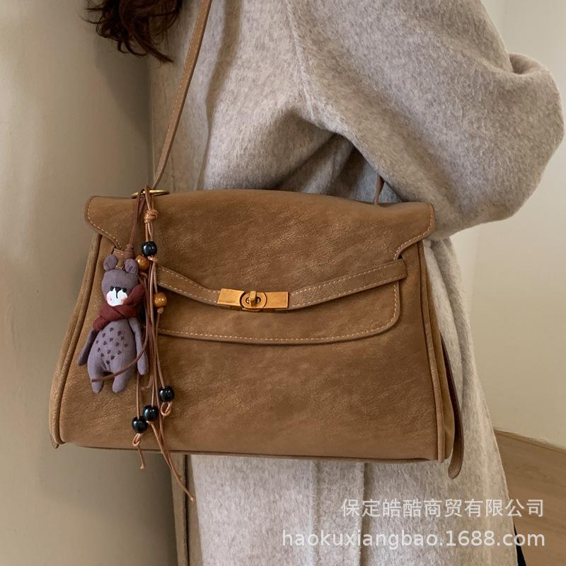 Винтажная матовая сумка 2025 новая высококлассная женская сумка через плечо и мессенджер для通勤, большая вместительная рабочая сумка-тоут